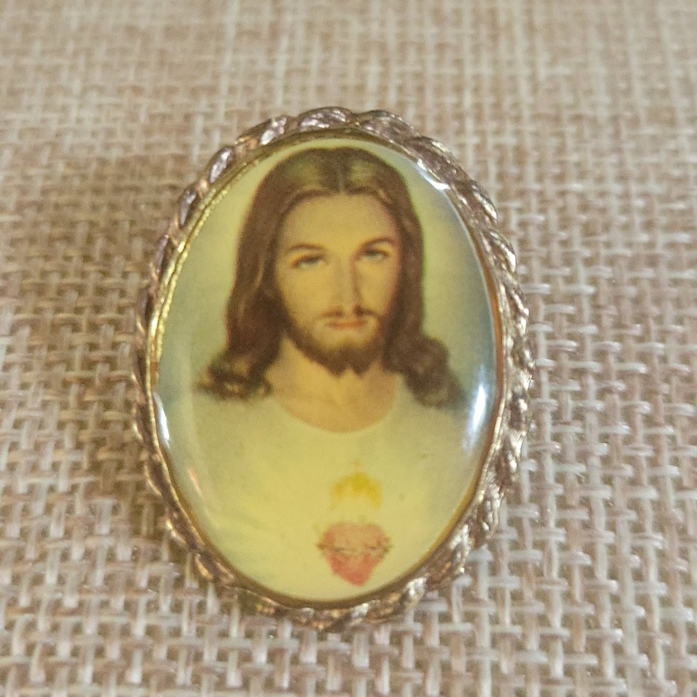 Vintage Sacred Heart Jesus Christ  Lapel Pin Gold Tone Small 1 Inch Spiritual